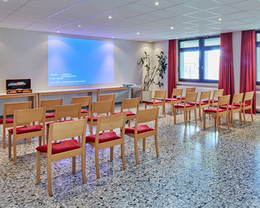 Roter Salon mit Stühlen