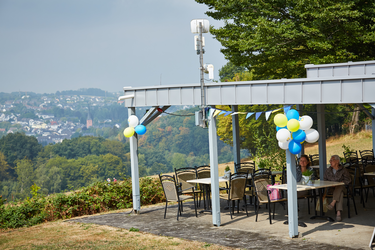 Pavillon im Vordergrund mit weiter Aussicht im Hintergrund