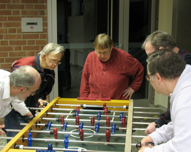 Bewohner spielen an einem Kicker Tisch