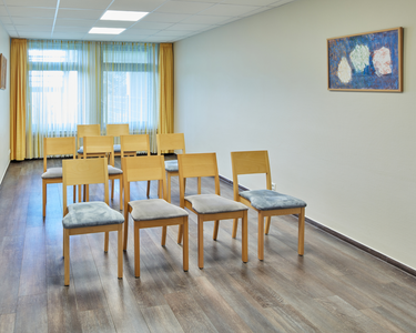 Gelber Salon mit Stühlen