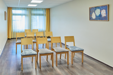 Gelber Salon mit Stühlen