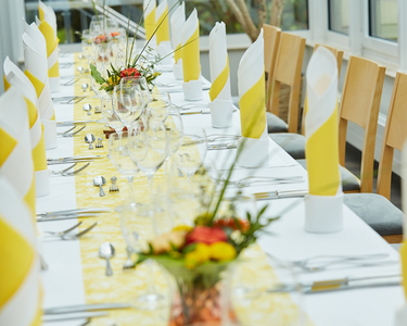 Gedeckte Essentafel mit Geschirr, Besteck und Gläsern