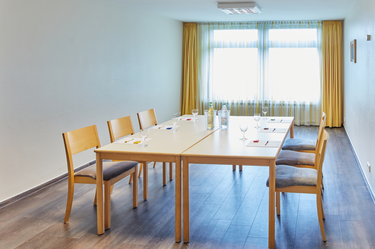 Gelber Salon mit Tisch und Stühlen