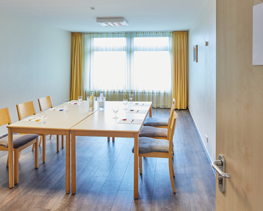 Gelber Salon mit Tisch und Stühlen