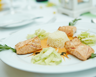 Nahaufnahme eines Tellers mit angerichtetem Essen