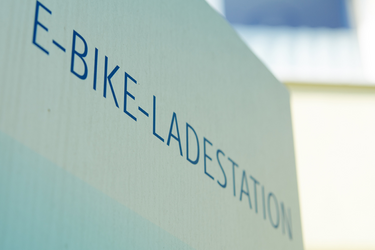 Schild mit Hinweis auf eine E-Bike-Ladestation