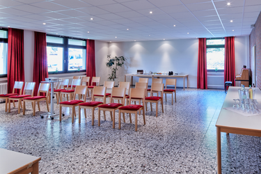 Roter Salon mit Stühlen
