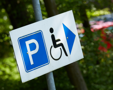 Nahaufnahme eines Parkplatzschildes für Menschen mit Behinderung
