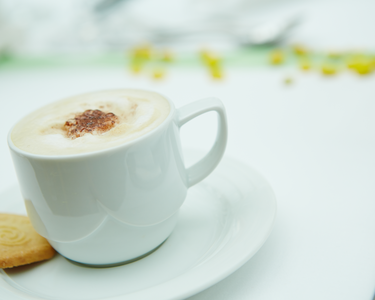 Nahaufnahme eines Cappuccinos auf einem Unterteller