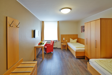 Twin Zimmer mit Schrank zwei Betten ,Fernseher und Tisch mit stuhl