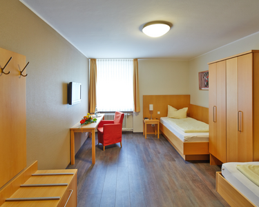 Twin Zimmer mit Schrank zwei Betten ,Fernseher und Tisch mit stuhl