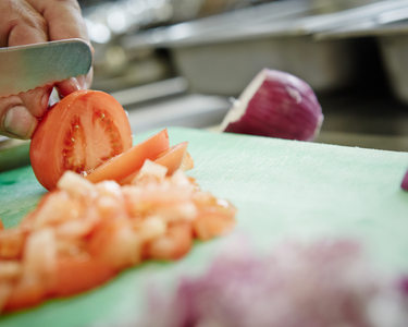Tomaten werden in Nahaufnahme geschnitten